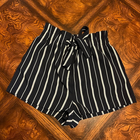 Navy blue & white paper bag shorts - Picture 1 of 5